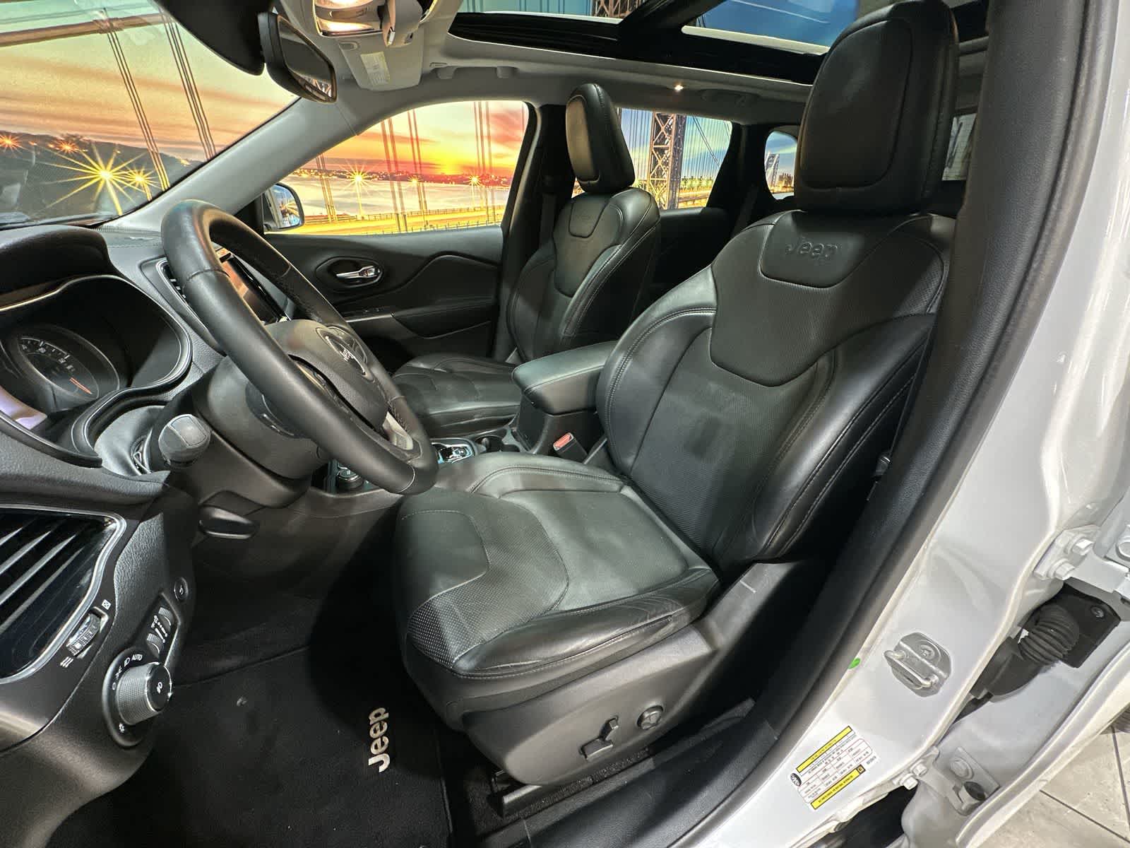 Thumbnail: 2019 Jeep Cherokee - 23