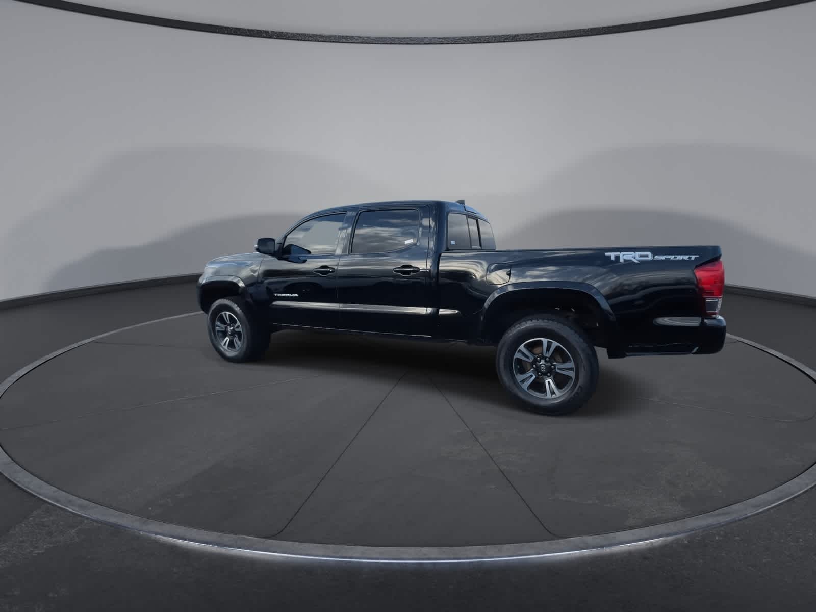Thumbnail: 2016 Toyota Tacoma - 8