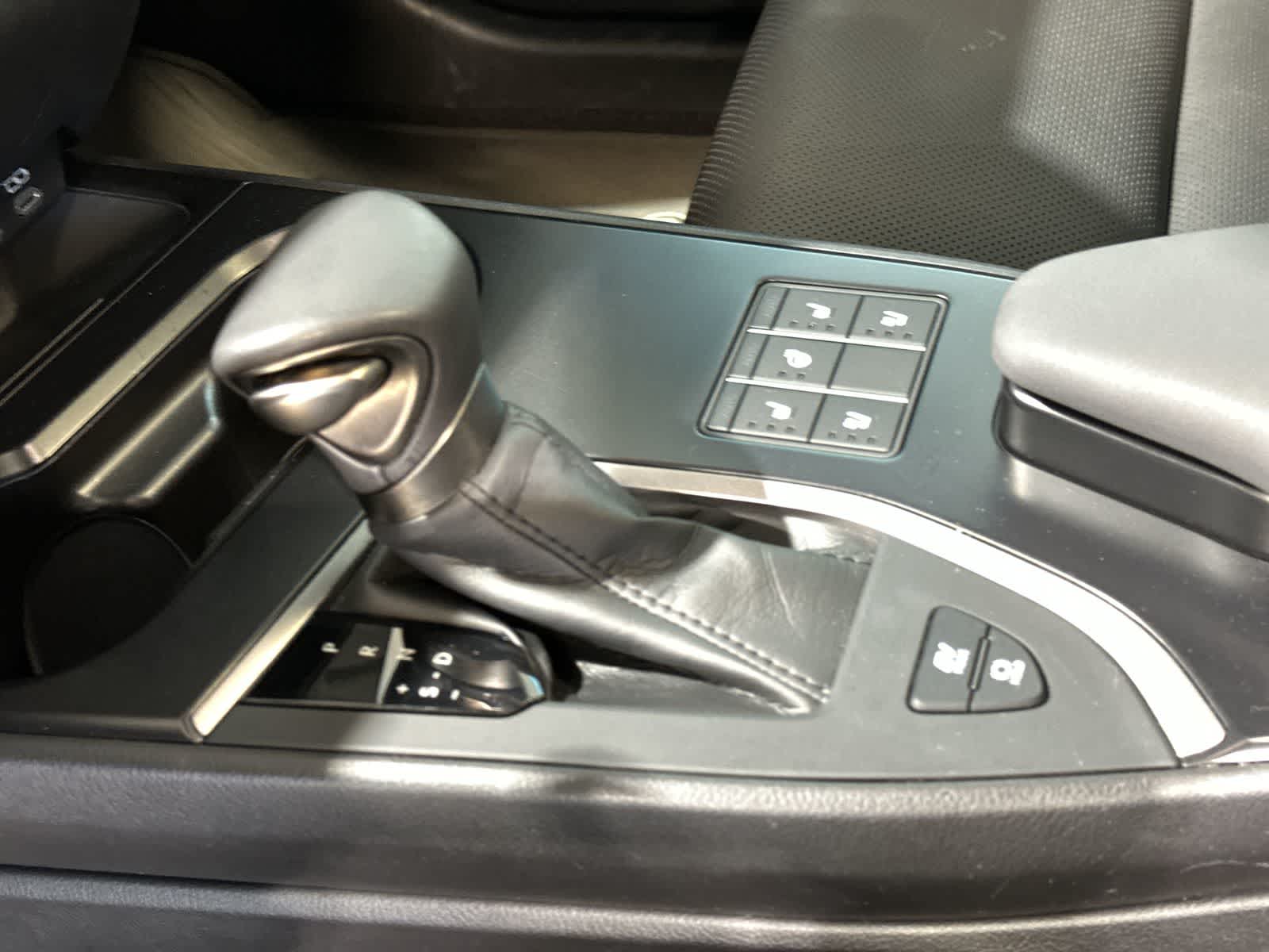 Thumbnail: 2023 Lexus UX - 29