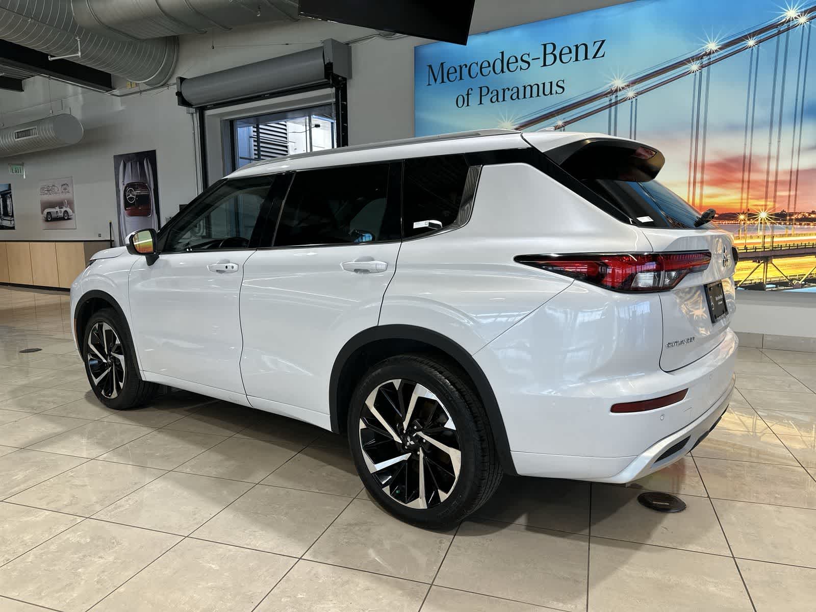 Thumbnail: 2022 Mitsubishi Outlander - 16