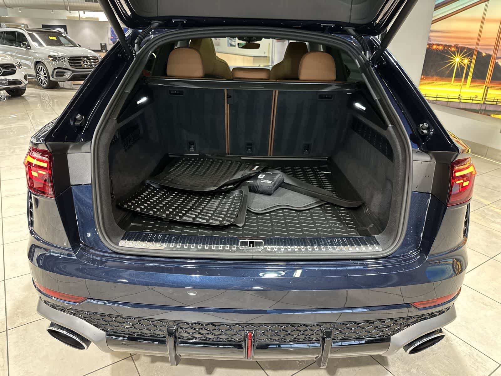 Thumbnail: 2025 Audi RS Q8 - 31