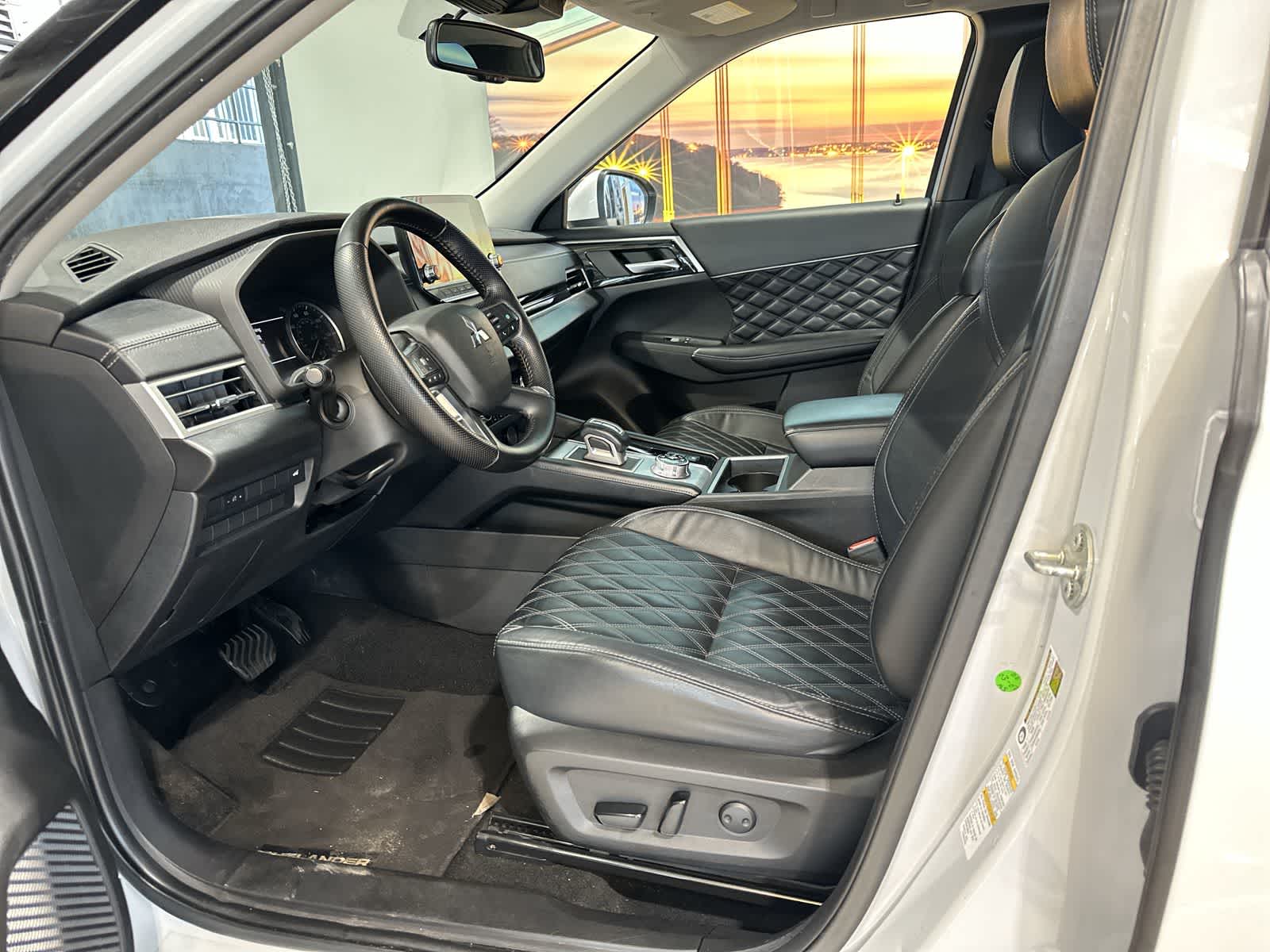 Thumbnail: 2022 Mitsubishi Outlander - 14