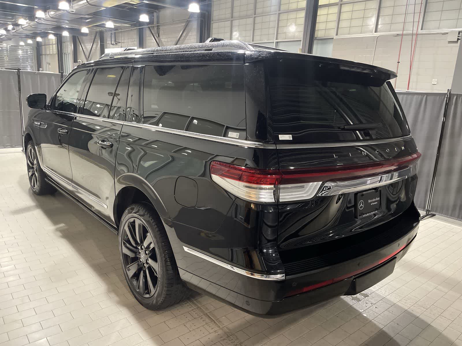 Thumbnail: 2023 Lincoln Navigator L - 16