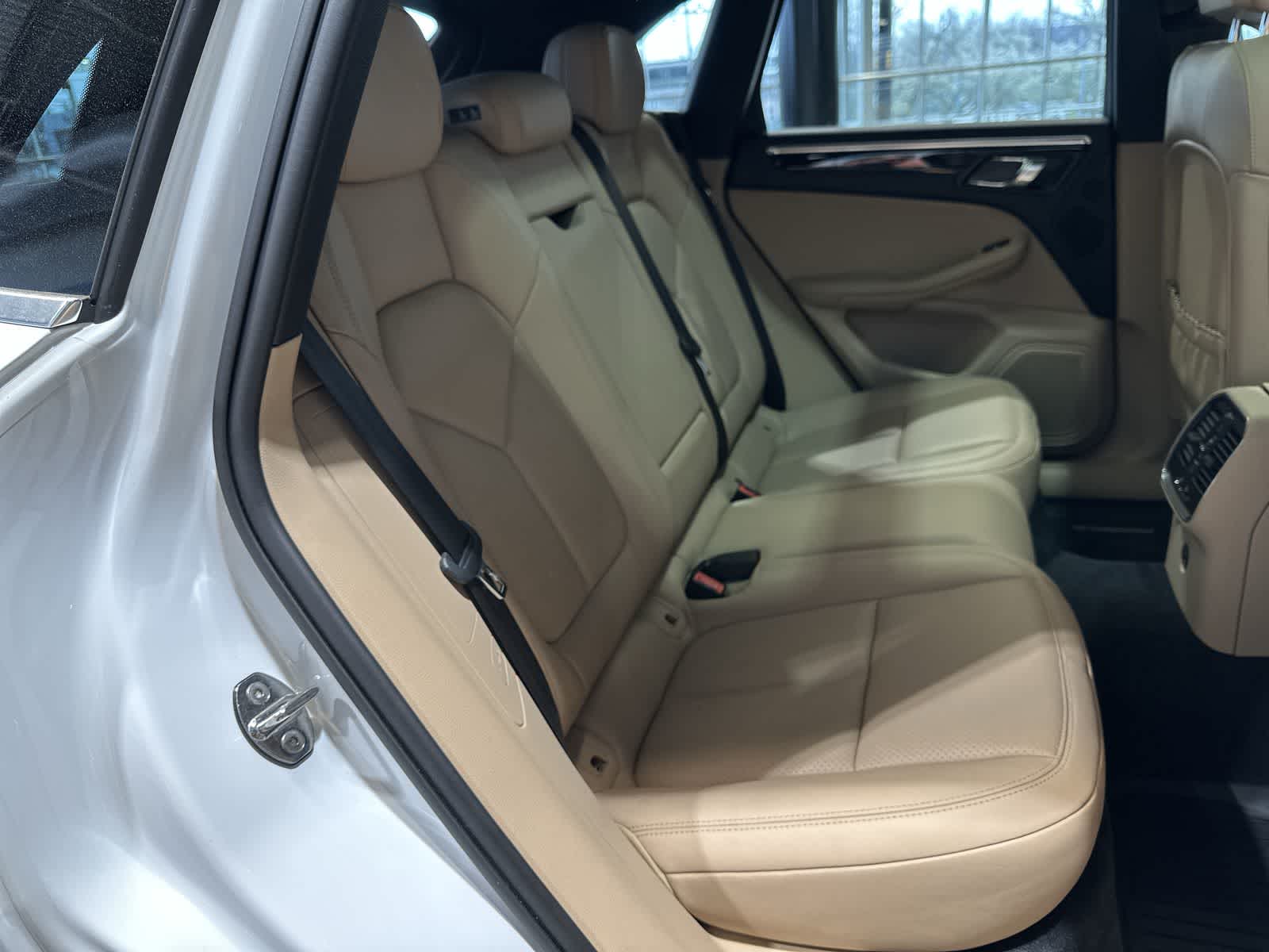 Thumbnail: 2023 Porsche Macan - 25