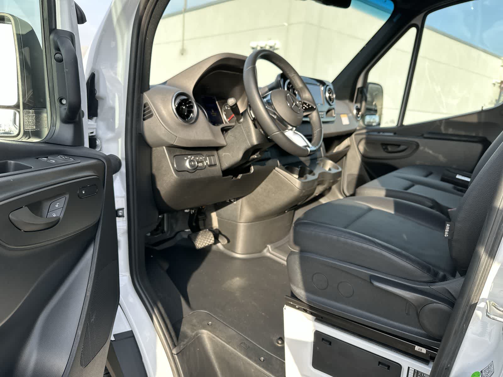 Thumbnail: 2025 Mercedes-Benz Sprinter - 14