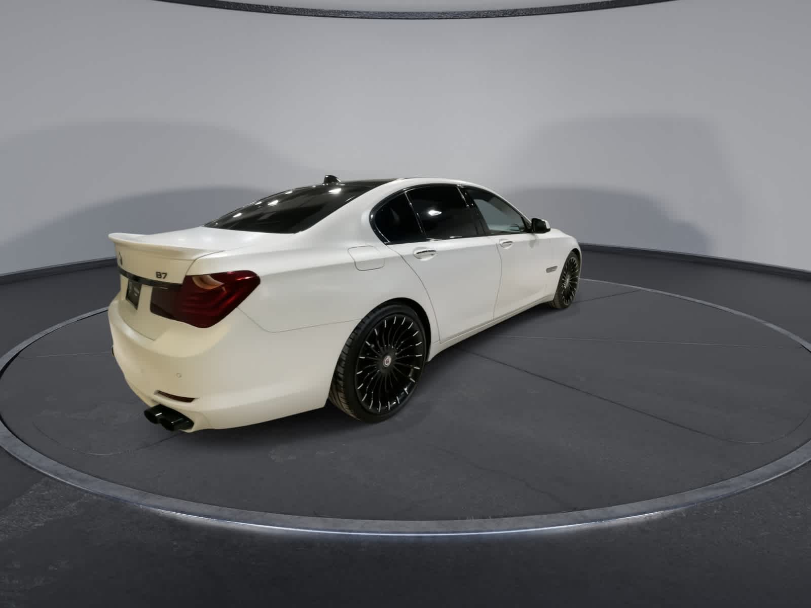 Thumbnail: 2011 BMW 7 Series - 11