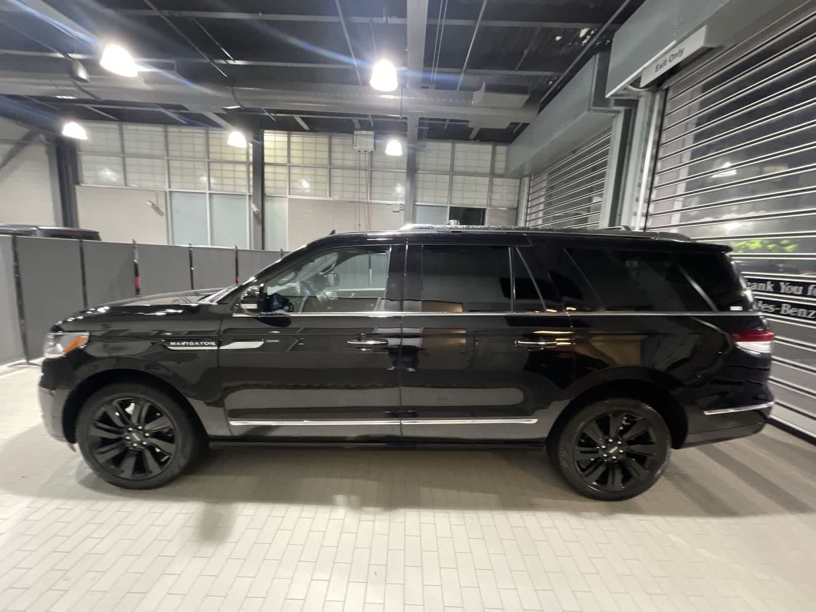 Thumbnail: 2023 Lincoln Navigator L - 15