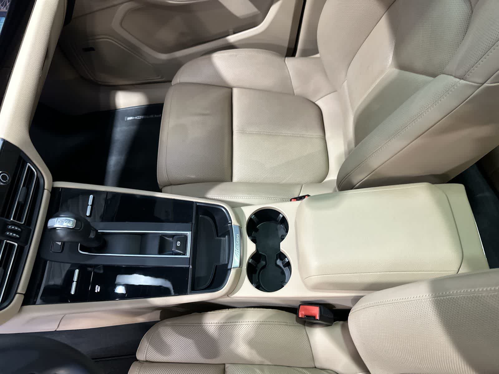 Thumbnail: 2022 Porsche Macan - 28