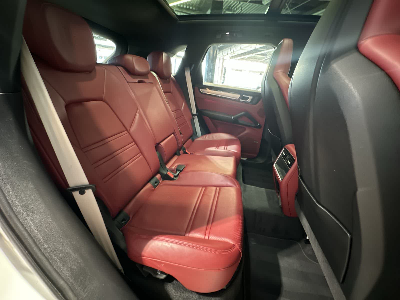 Thumbnail: 2022 Porsche Cayenne - 25