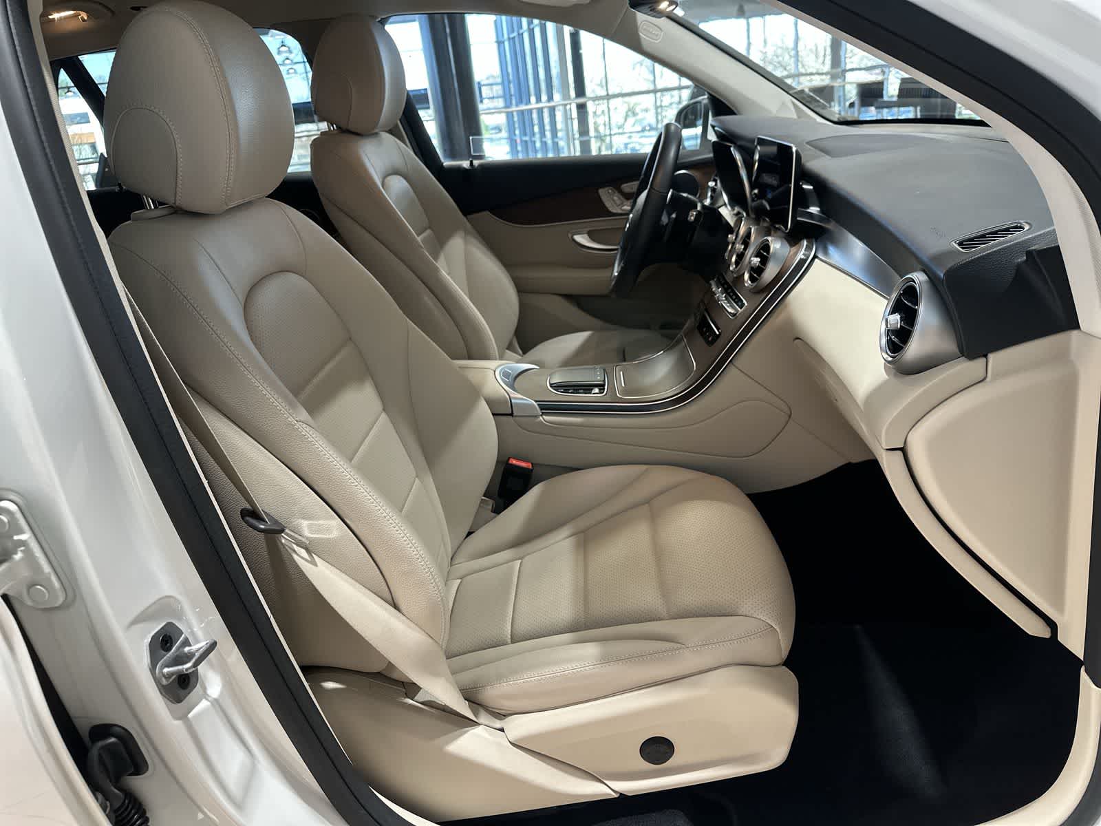 Thumbnail: 2022 Mercedes-Benz GLC - 26