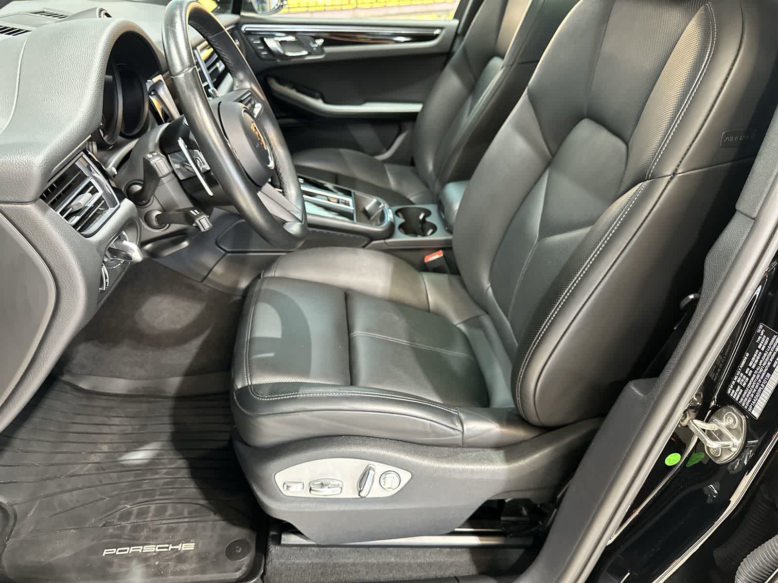 Thumbnail: 2023 Porsche Macan - 23