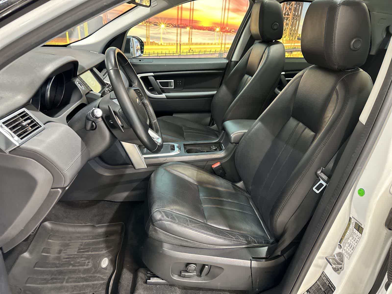 Thumbnail: 2017 Land Rover Discovery Sport - 23