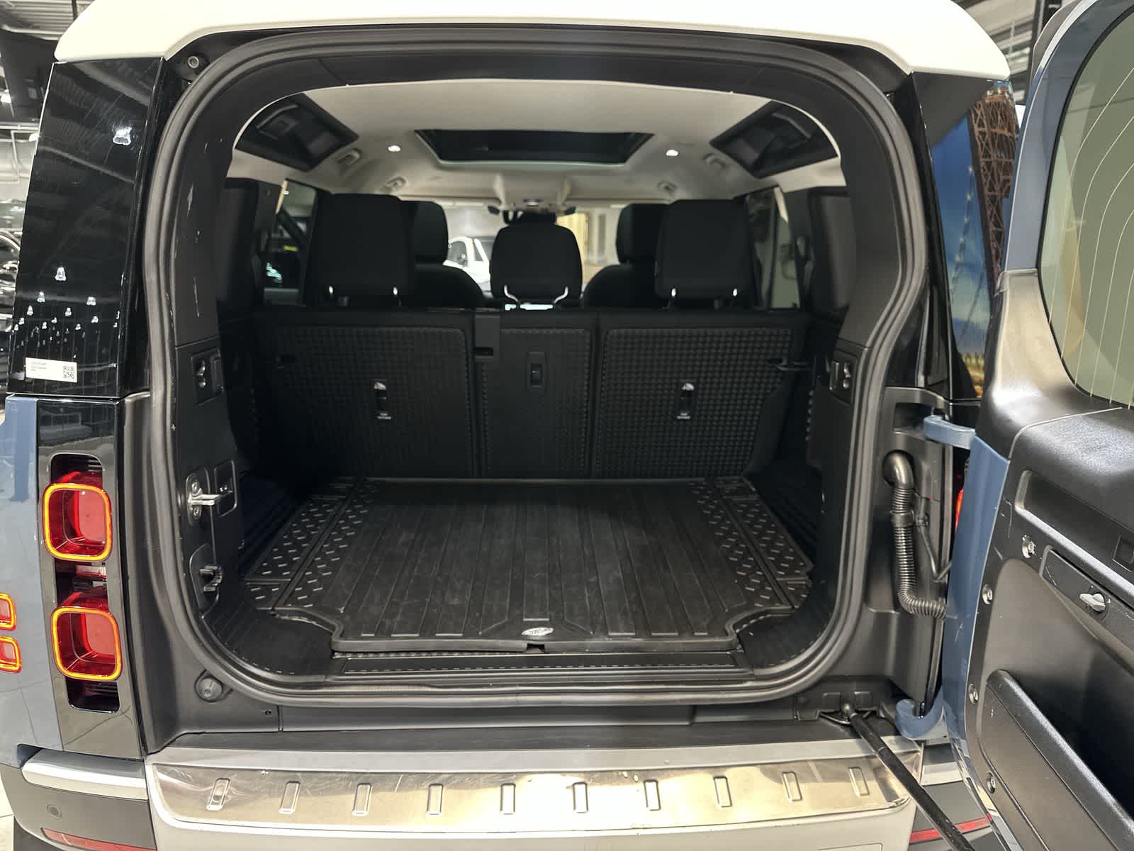 Thumbnail: 2020 Land Rover Defender - 31