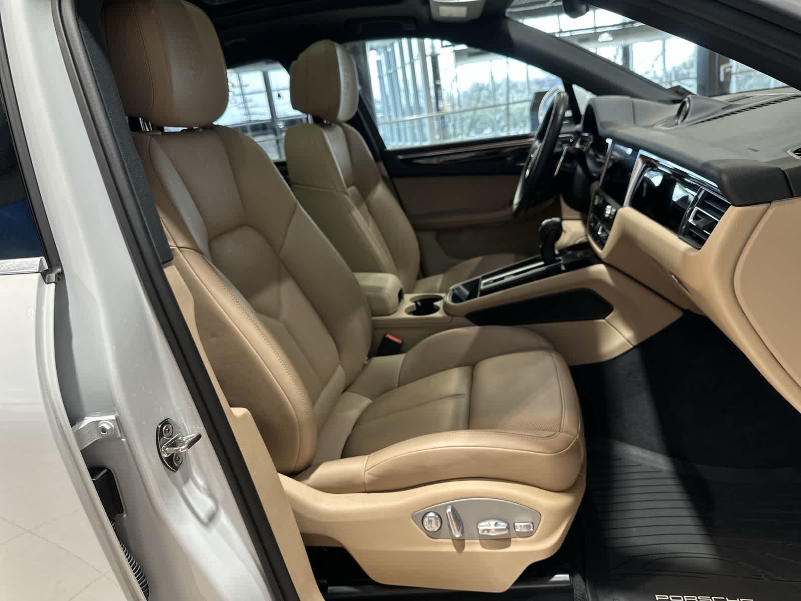 Thumbnail: 2023 Porsche Macan - 26