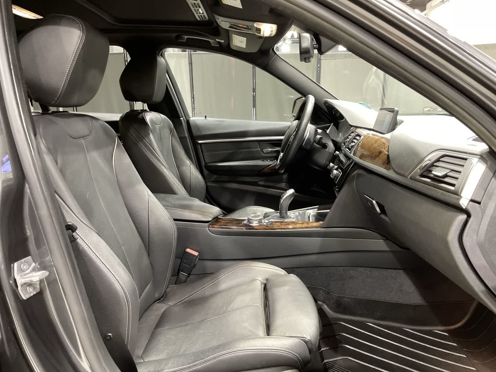 Thumbnail: 2016 BMW 3 Series - 26