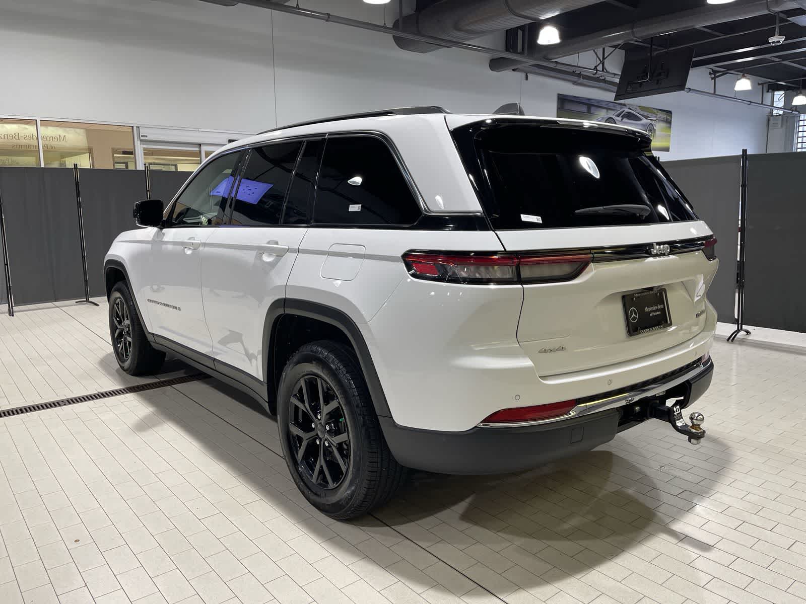 Thumbnail: 2024 Jeep Grand Cherokee - 16