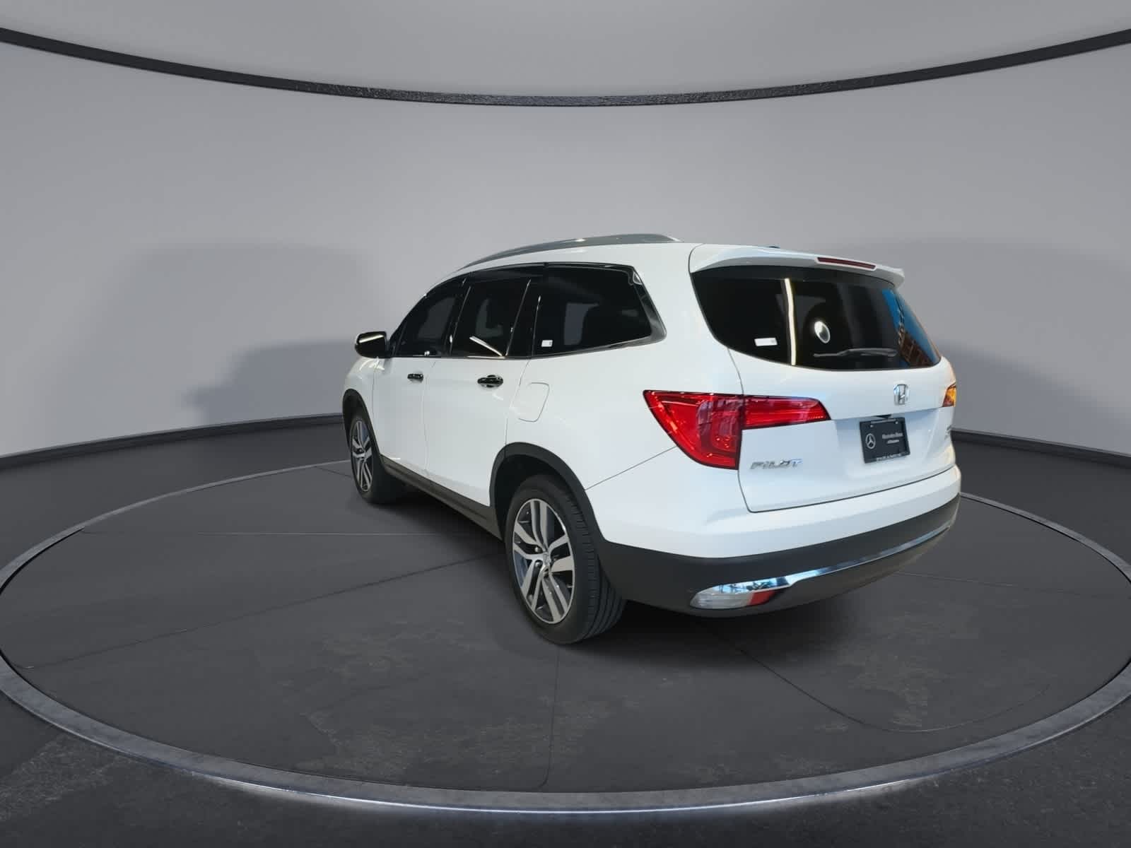 Thumbnail: 2017 Honda Pilot - 9