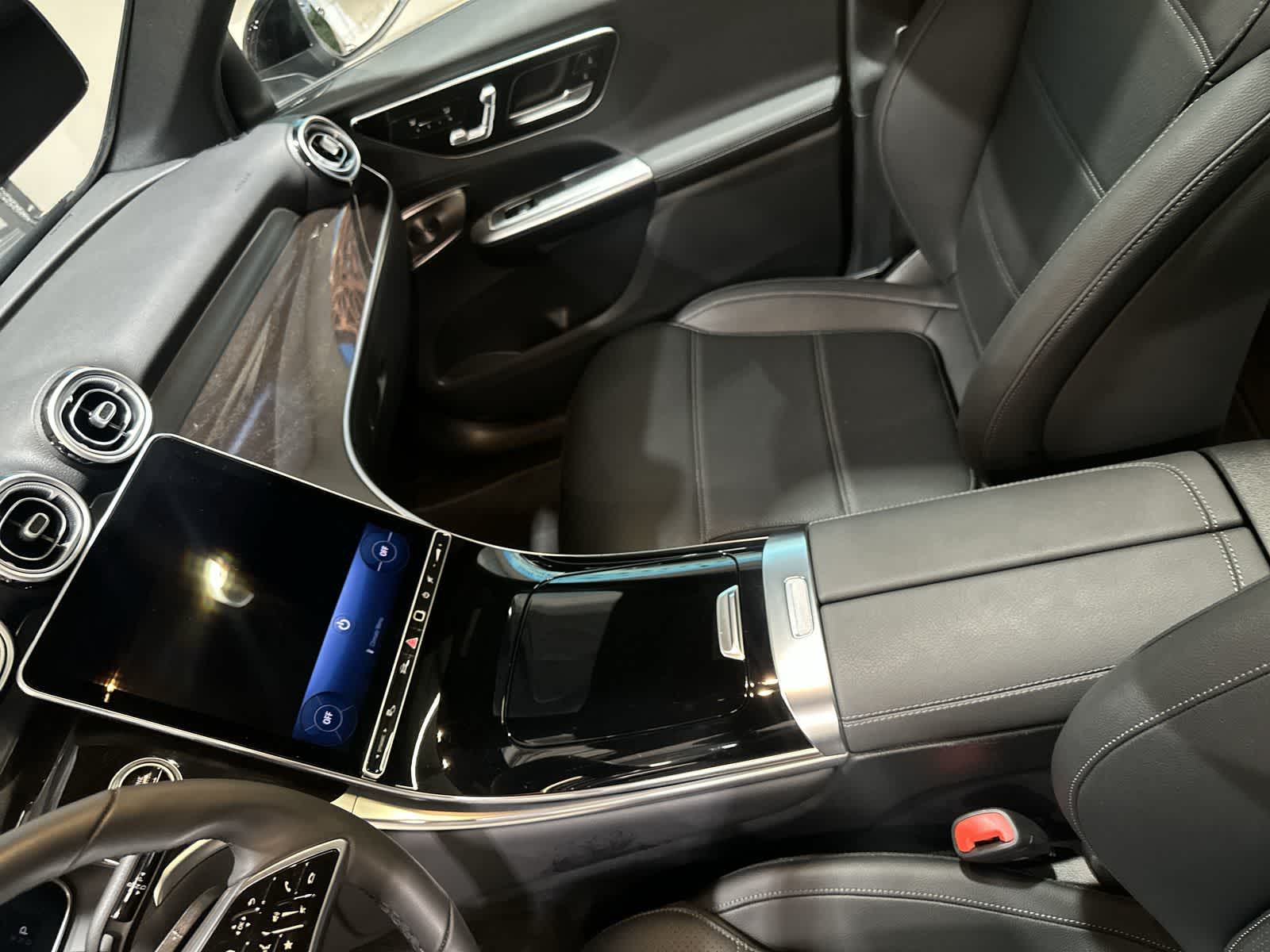 Thumbnail: 2025 Mercedes-Benz GLC - 28