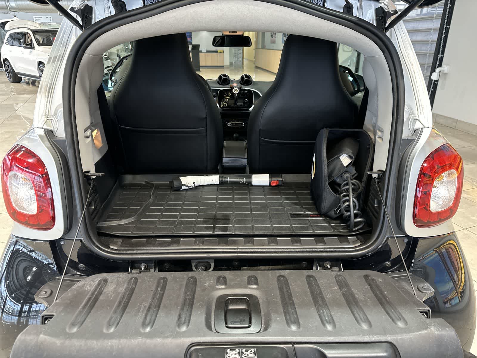 Thumbnail: 2018 smart fortwo - 29