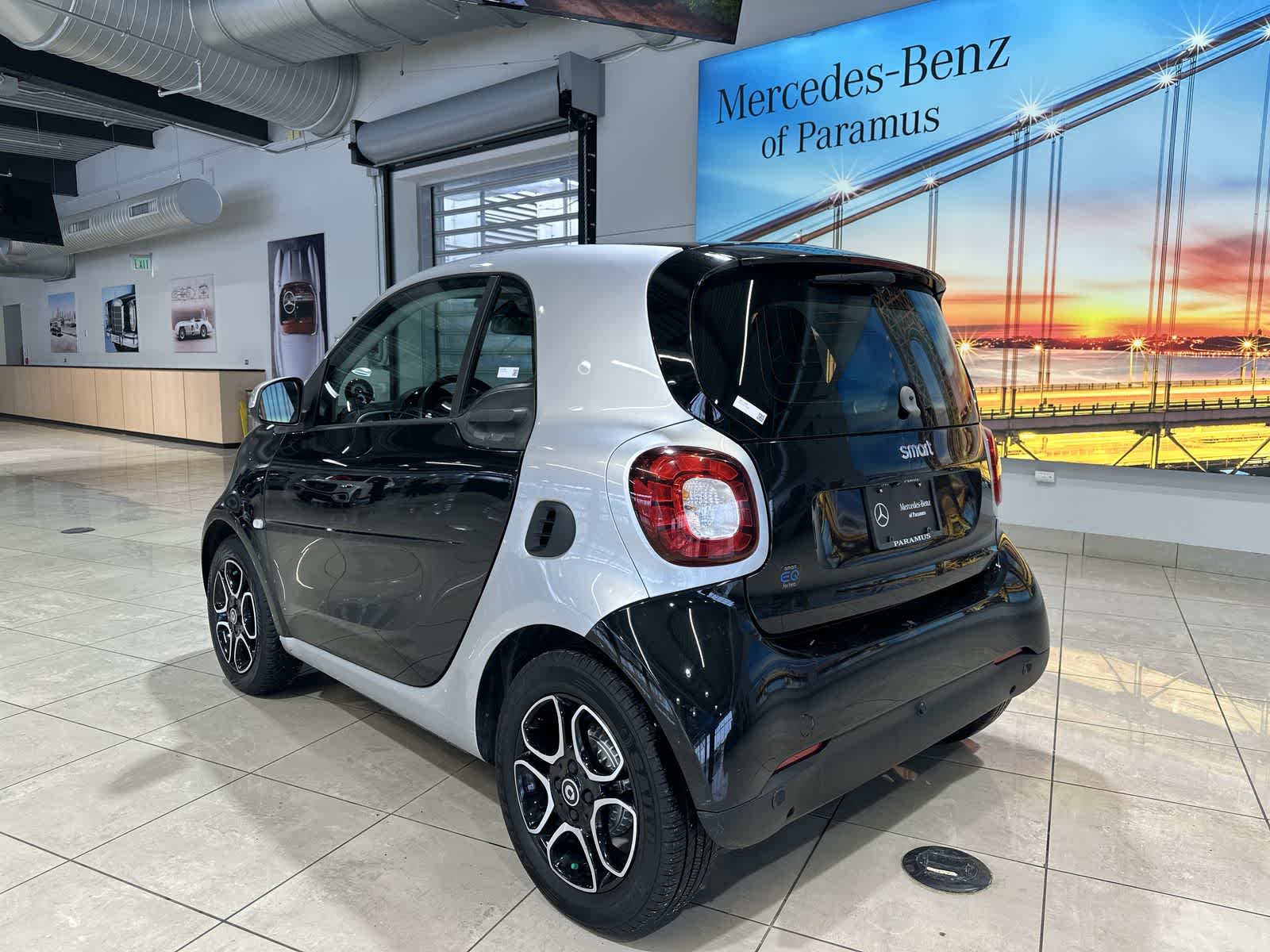 Thumbnail: 2018 smart fortwo - 16