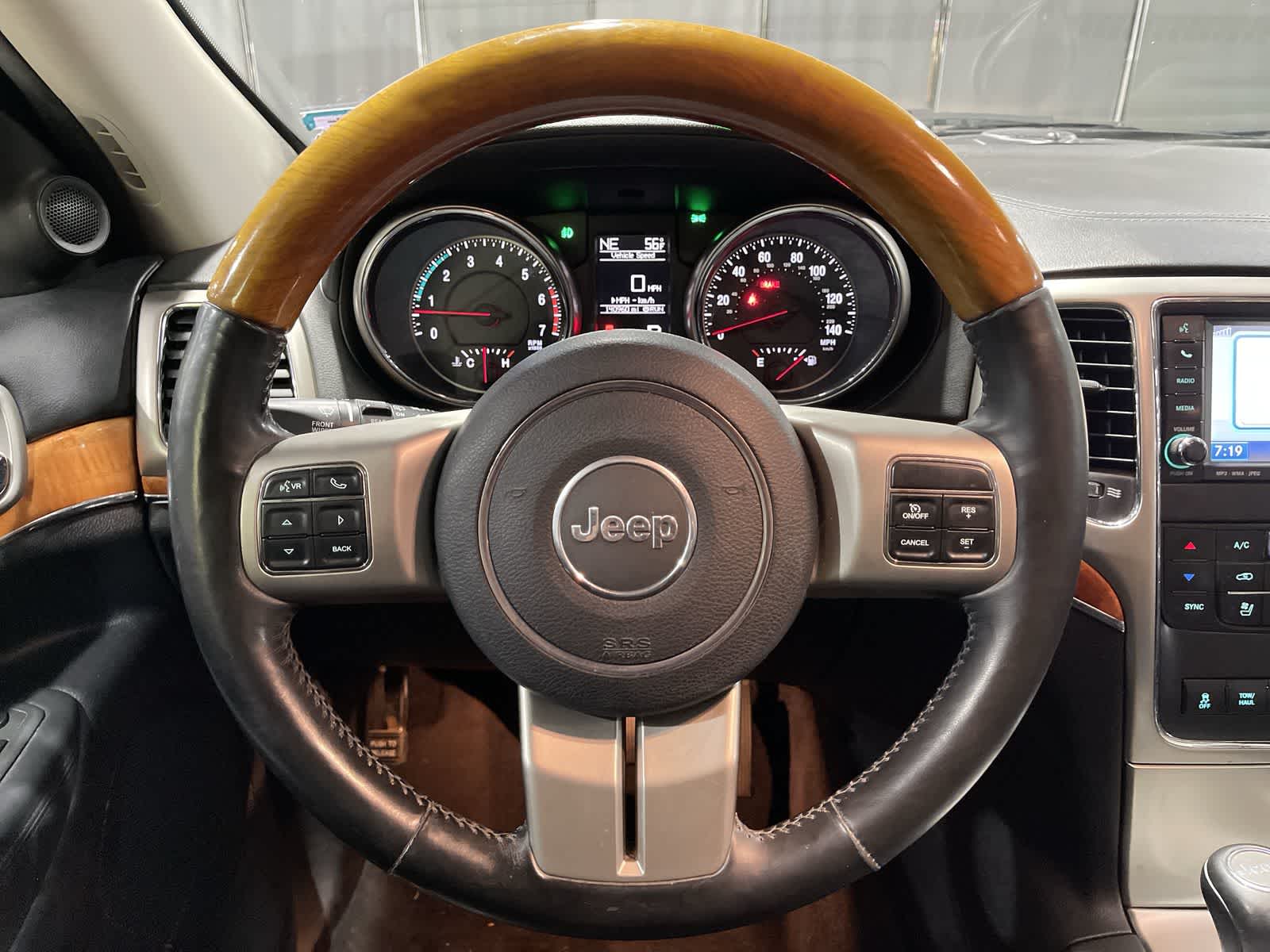 Thumbnail: 2011 Jeep Grand Cherokee - 27