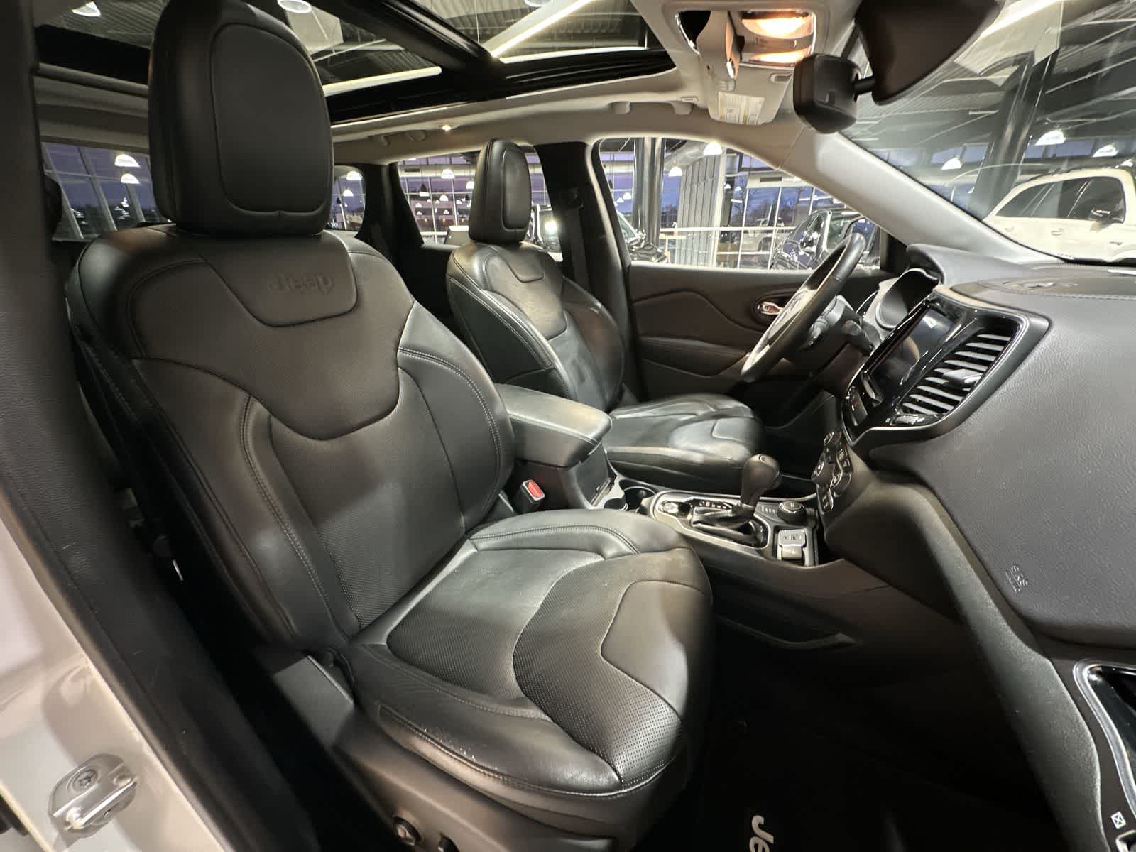 Thumbnail: 2019 Jeep Cherokee - 26