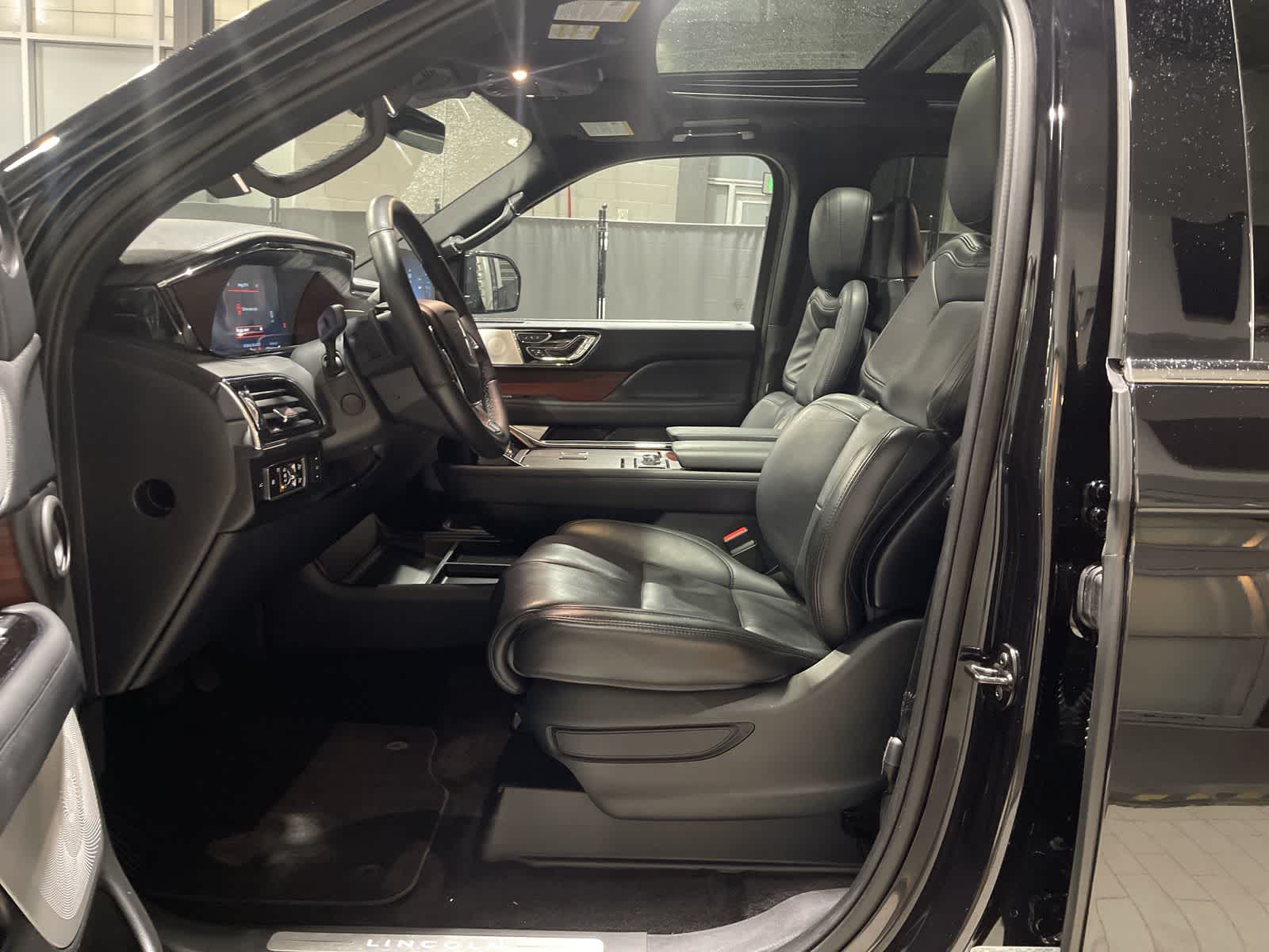 Thumbnail: 2023 Lincoln Navigator L - 14
