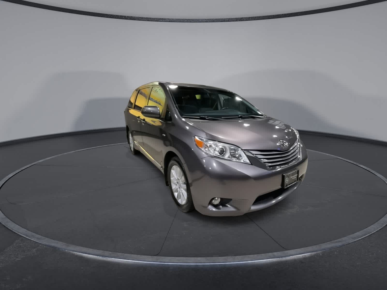 2016 Toyota Sienna XLE photo 3