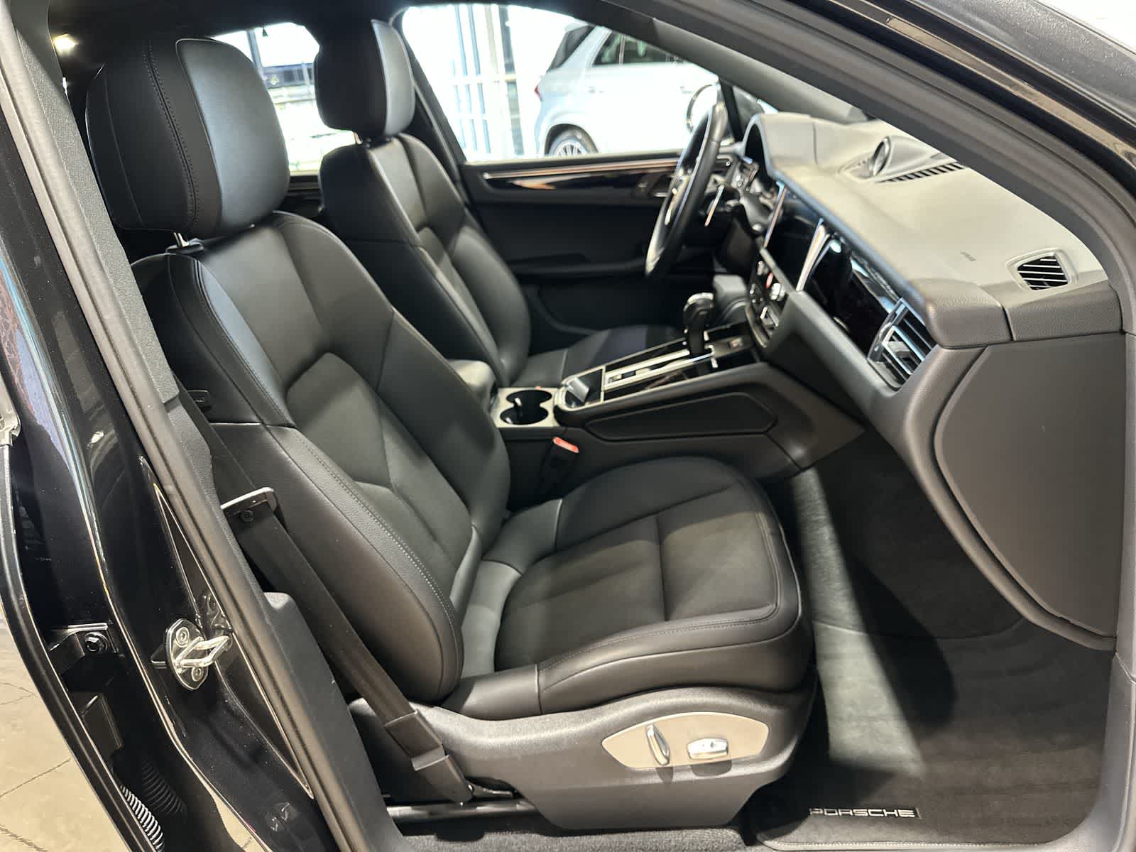 Thumbnail: 2023 Porsche Macan - 26