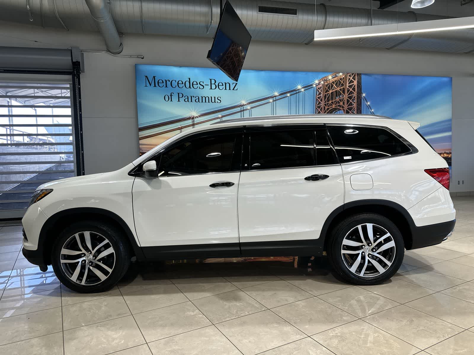 Thumbnail: 2017 Honda Pilot - 15