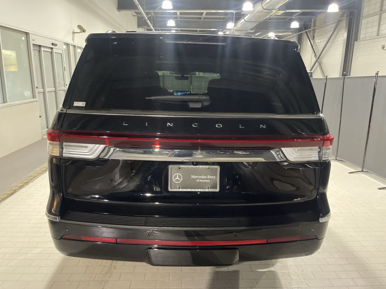 Thumbnail: 2023 Lincoln Navigator L - 17