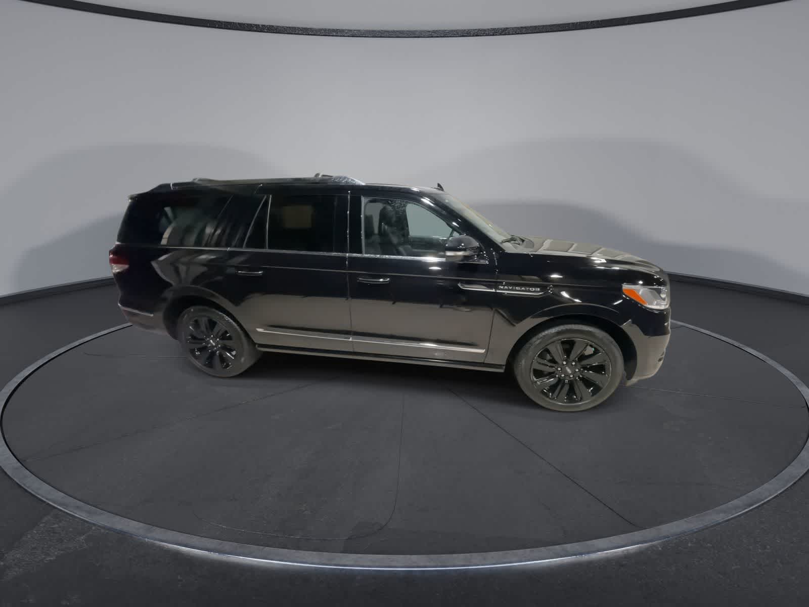 Thumbnail: 2023 Lincoln Navigator L - 2