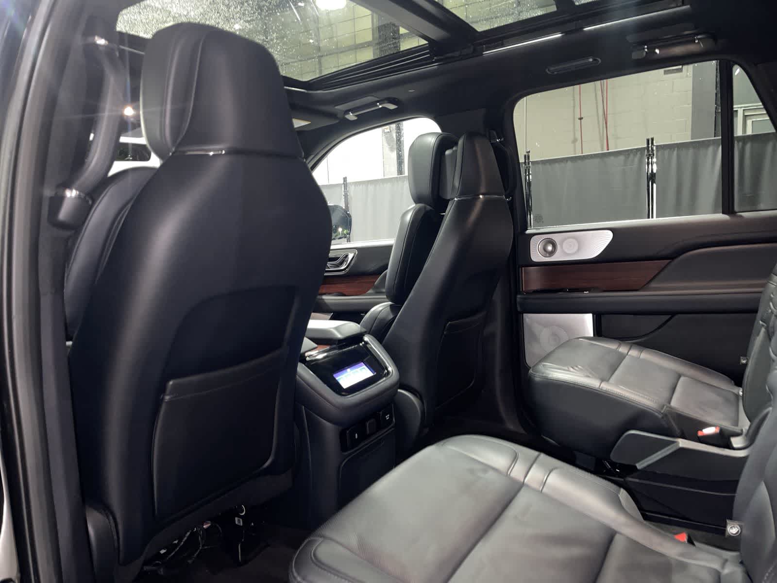 Thumbnail: 2023 Lincoln Navigator L - 24