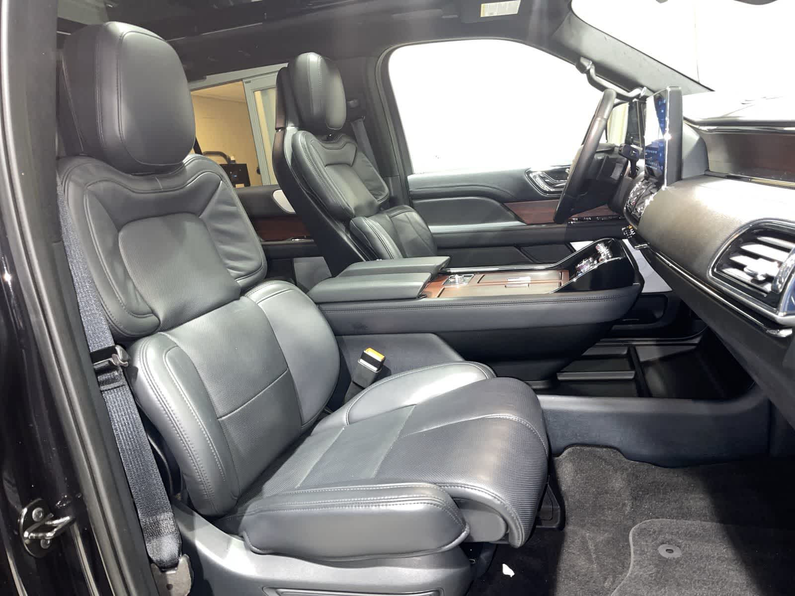 Thumbnail: 2023 Lincoln Navigator L - 26