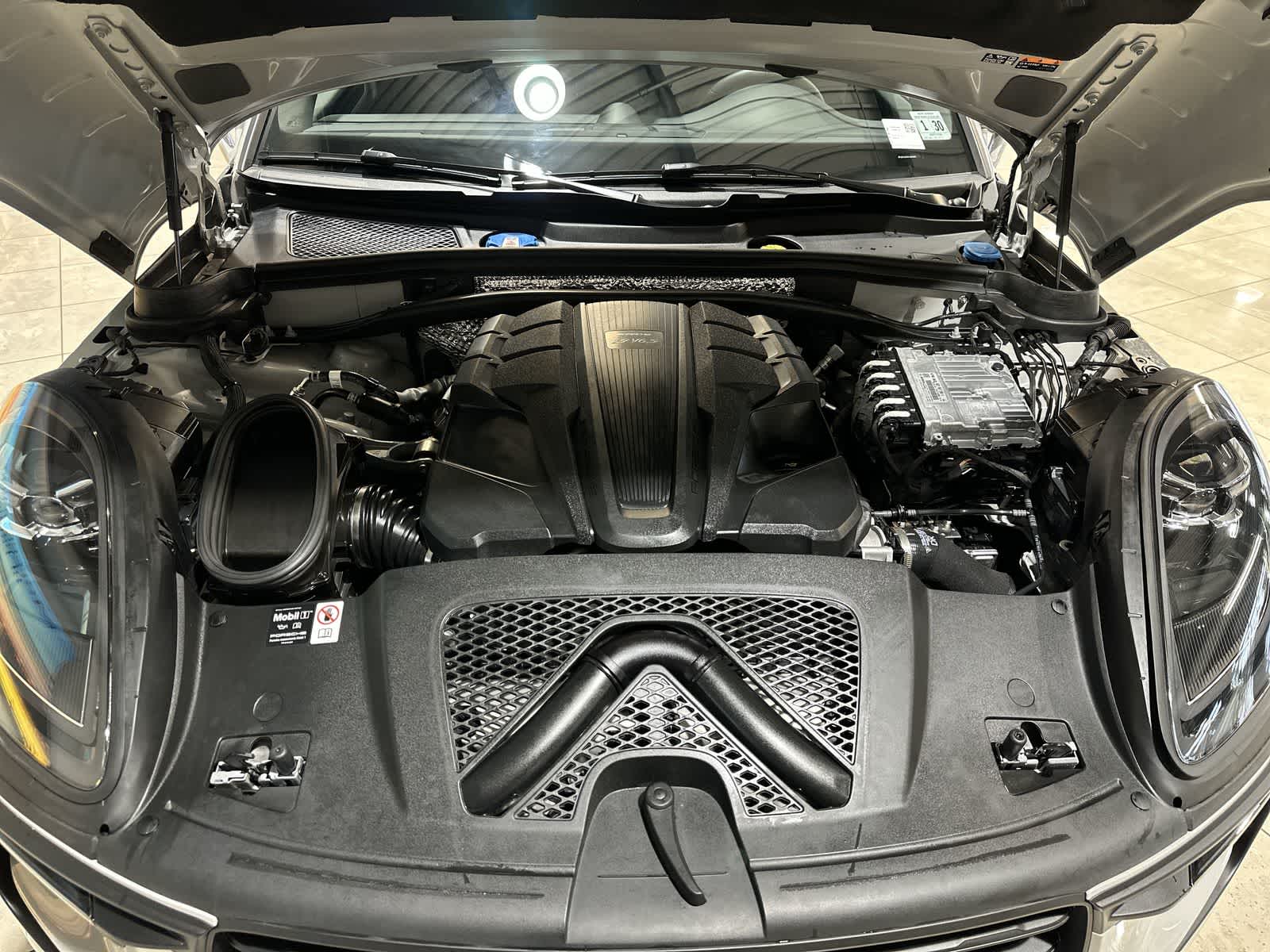 Thumbnail: 2025 Porsche Macan - 21