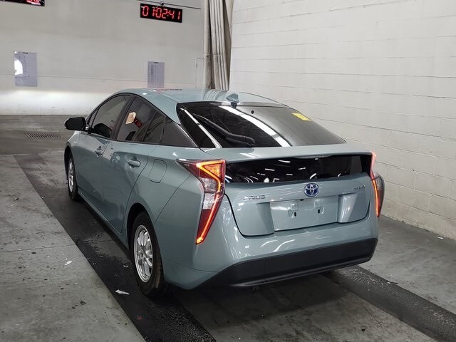 2016 Toyota Prius Three photo 3