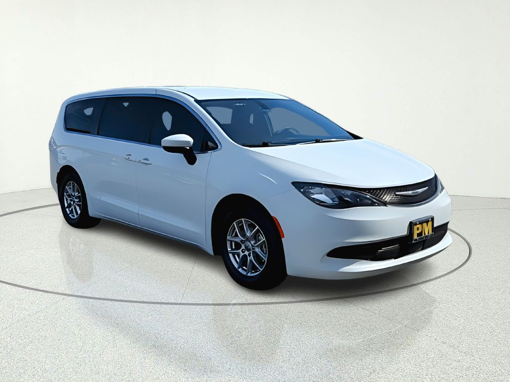 2022 Chrysler Voyager LX's photo