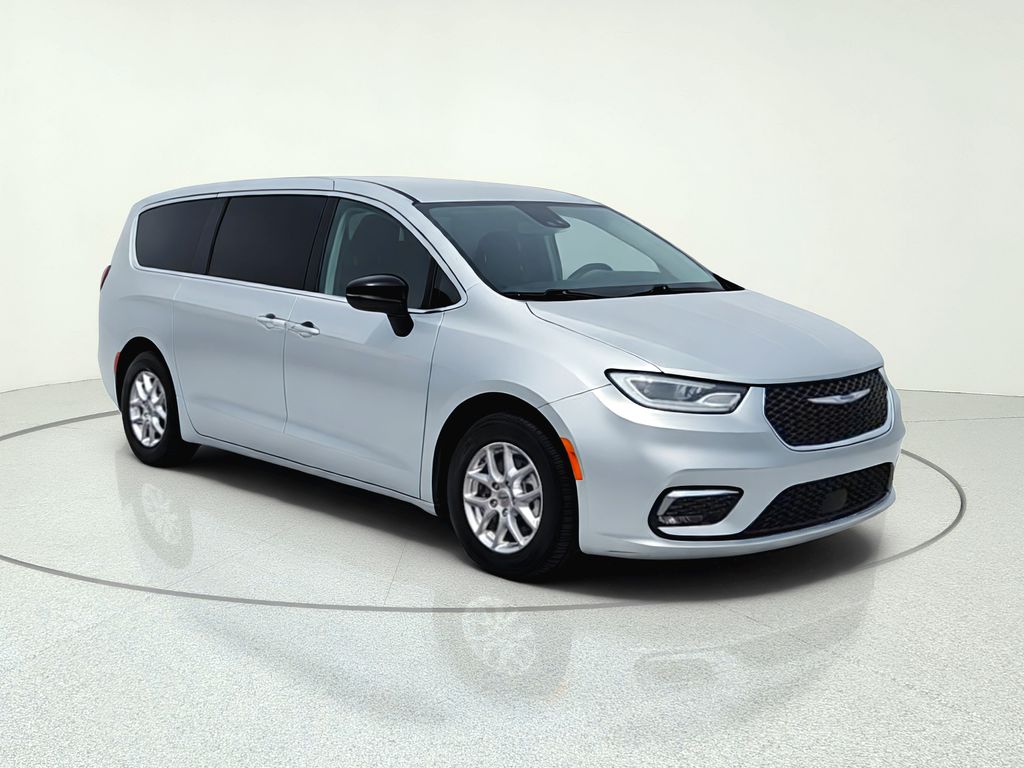 2024 Chrysler Pacifica Touring L's photo