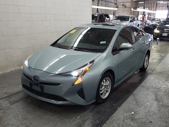 2016 Toyota Prius Three photo 2