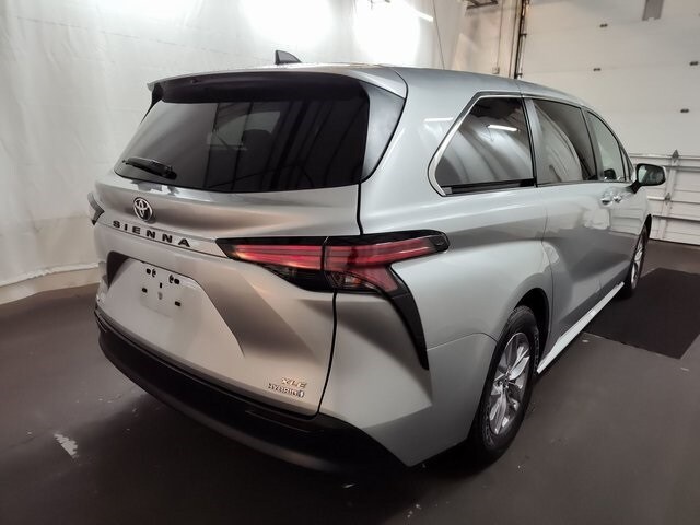 2022 Toyota Sienna XLE photo 3