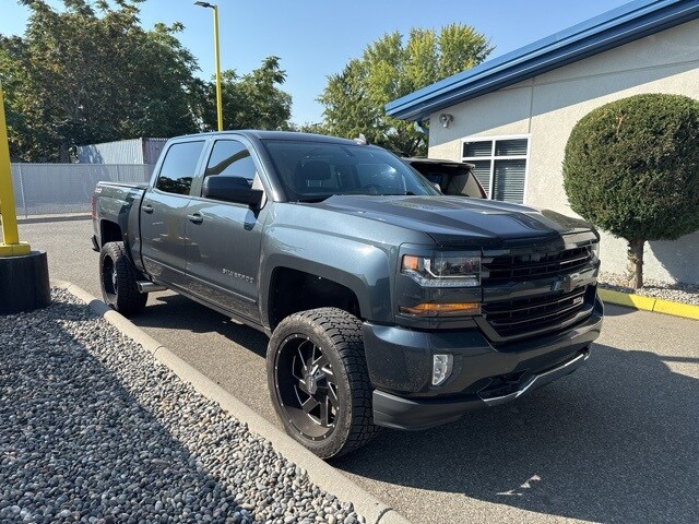 2017 Chevrolet Silverado 1500 photo 2
