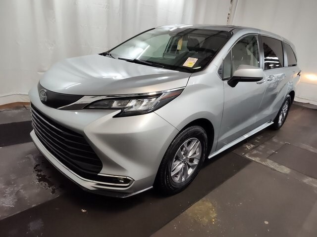 2022 Toyota Sienna XLE photo 2