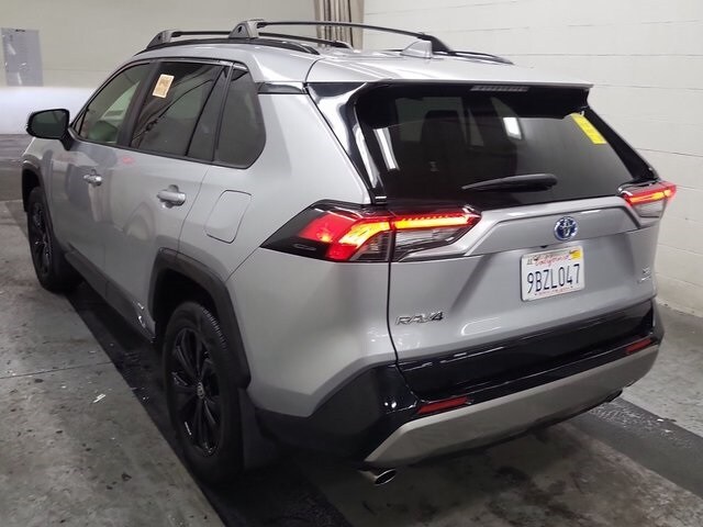 2022 Toyota RAV4 Hybrid SE photo 3