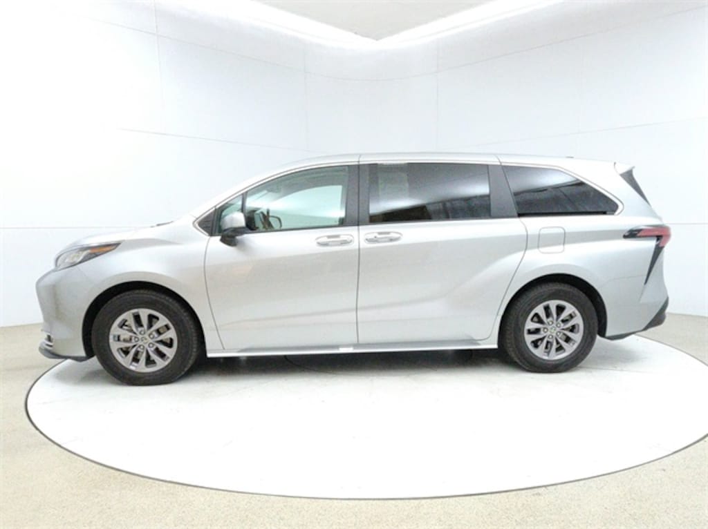 Used 2022 Toyota Sienna XLE 7 Passenger Van Passenger Van
