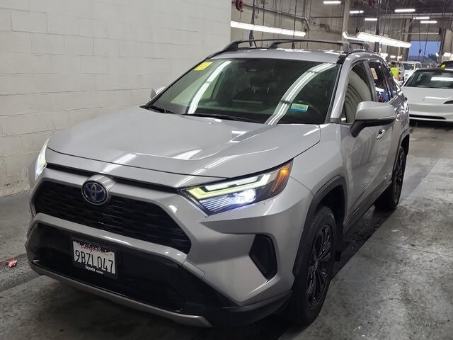 2022 Toyota RAV4 Hybrid SE photo 2