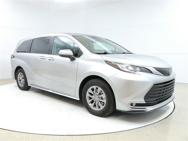 2022 Toyota Sienna XLE's photo
