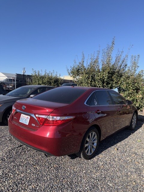 2015 Toyota Camry Hybrid XLE photo 2