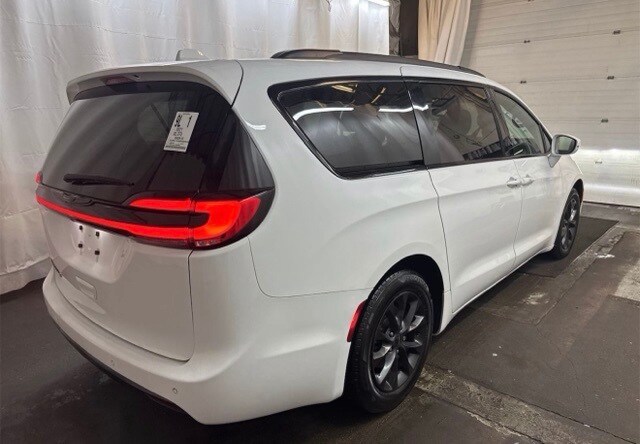 2021 Chrysler Pacifica Touring photo 2