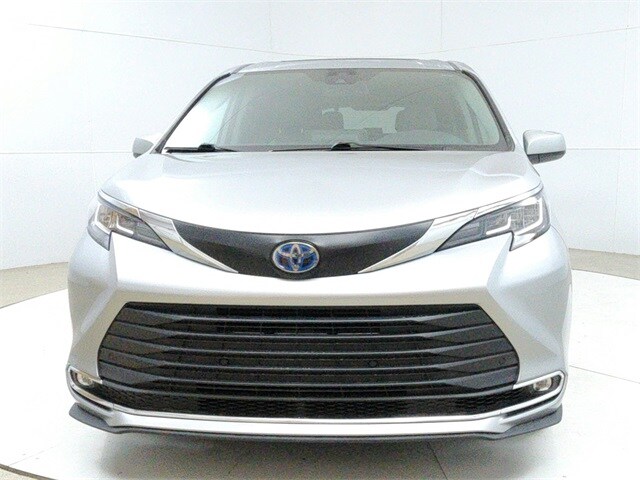 2022 Toyota Sienna XLE photo 2