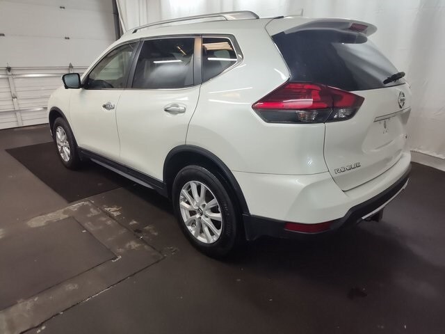 2017 Nissan Rogue SV photo 2